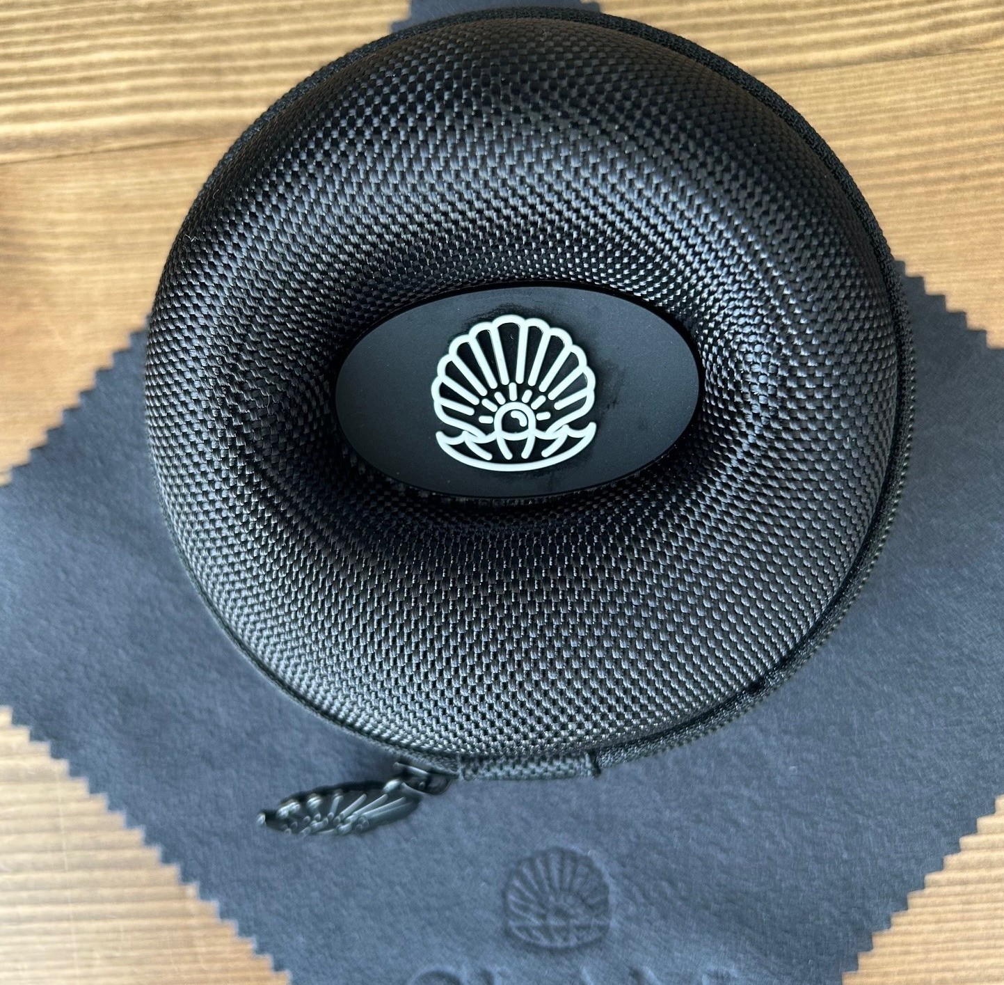 Clam Single Watch Travel Case - Jet Black