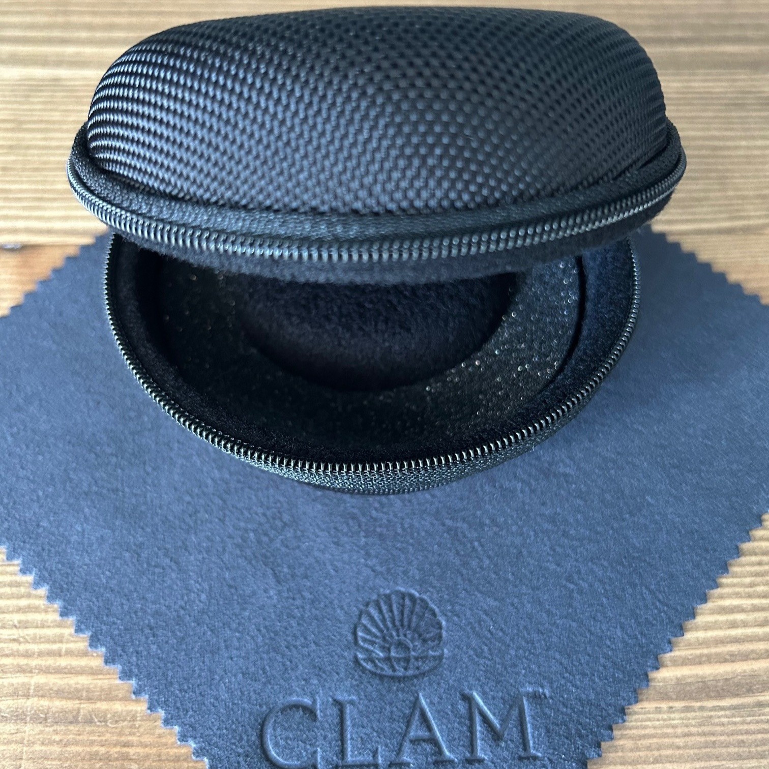 Clam Single Watch Travel Case - Jet Black - Image 3