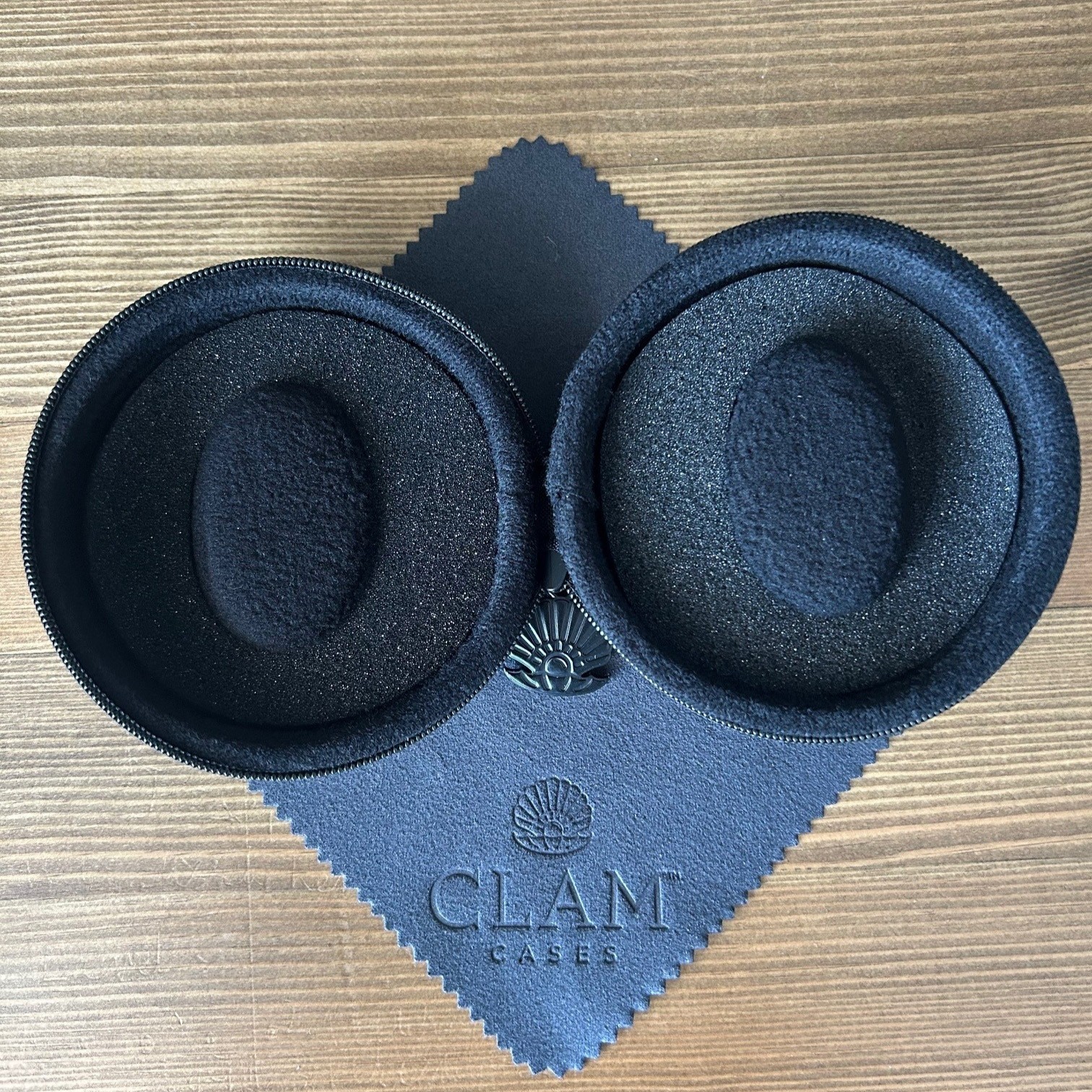 Clam Single Watch Travel Case - Jet Black - Image 4