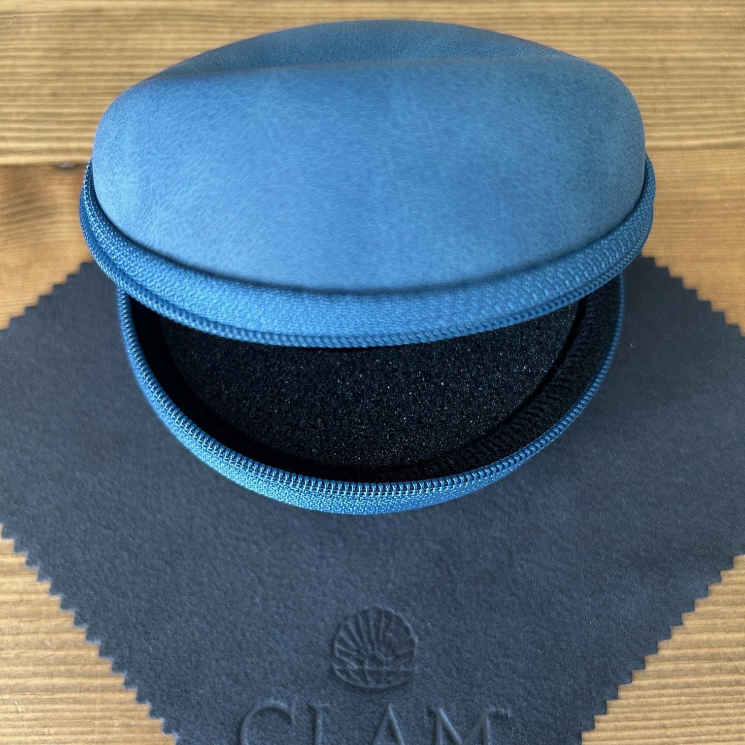 Clam Single Watch Travel Case - Marine Blue - Image 3