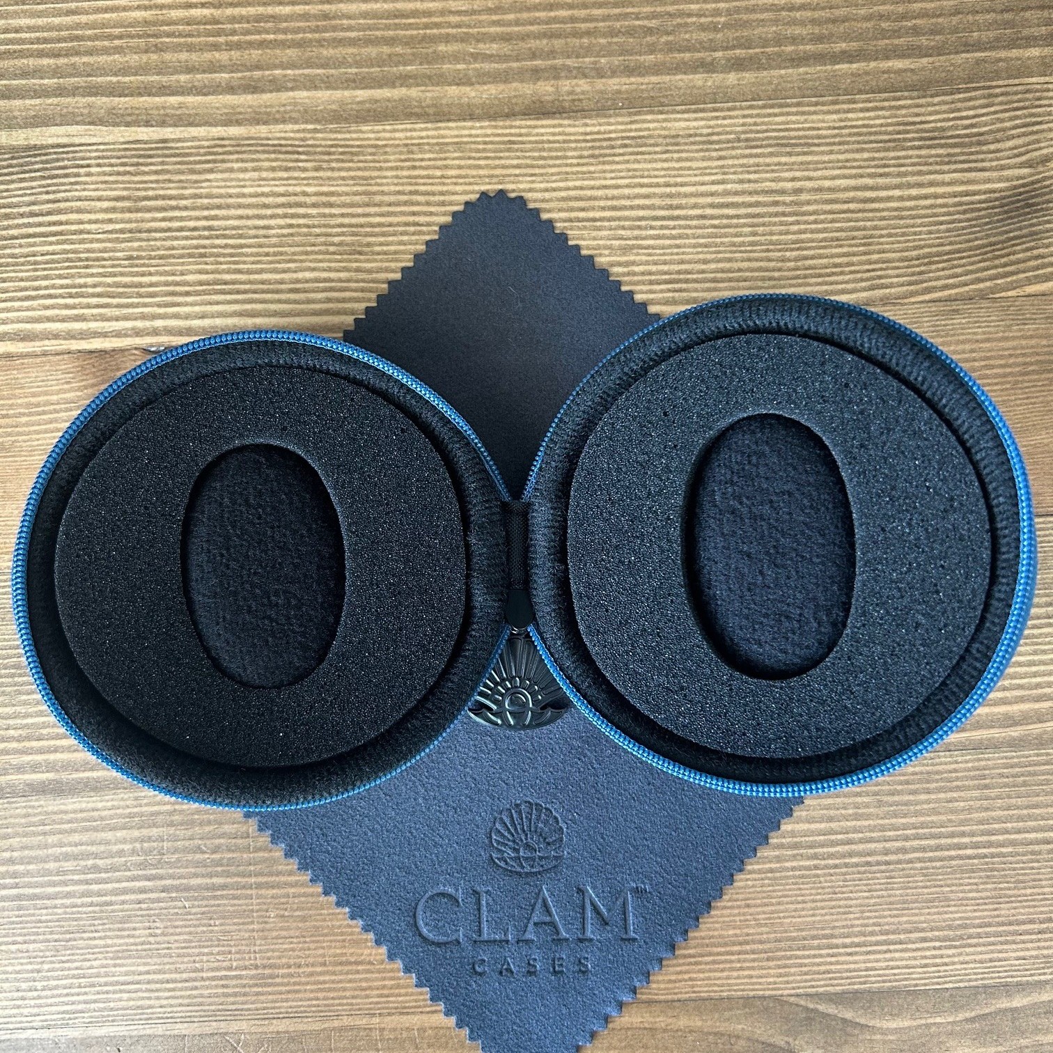 Clam Single Watch Travel Case - Marine Blue - Image 4