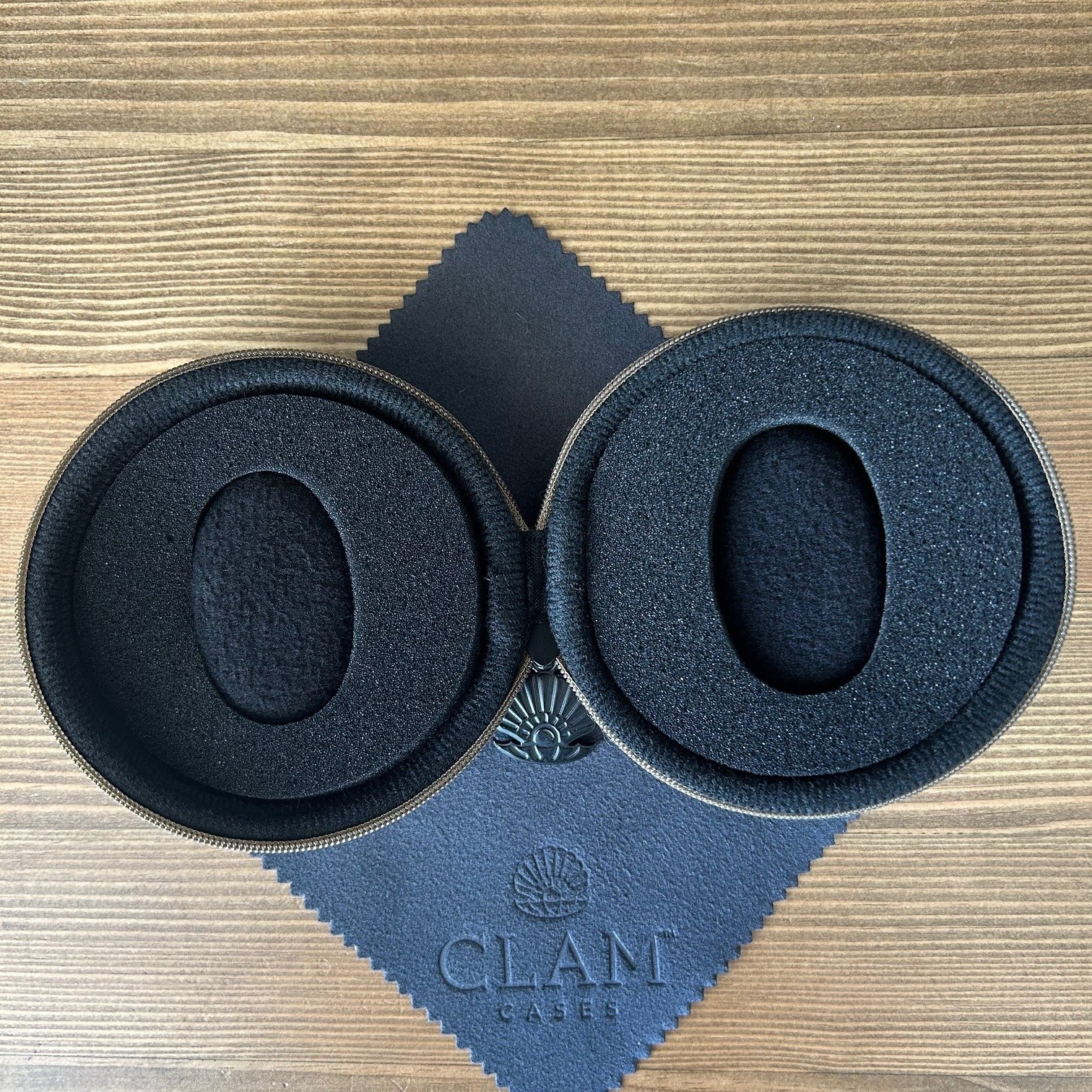 Clam Single Watch Travel Case - Olive Green - Image 4