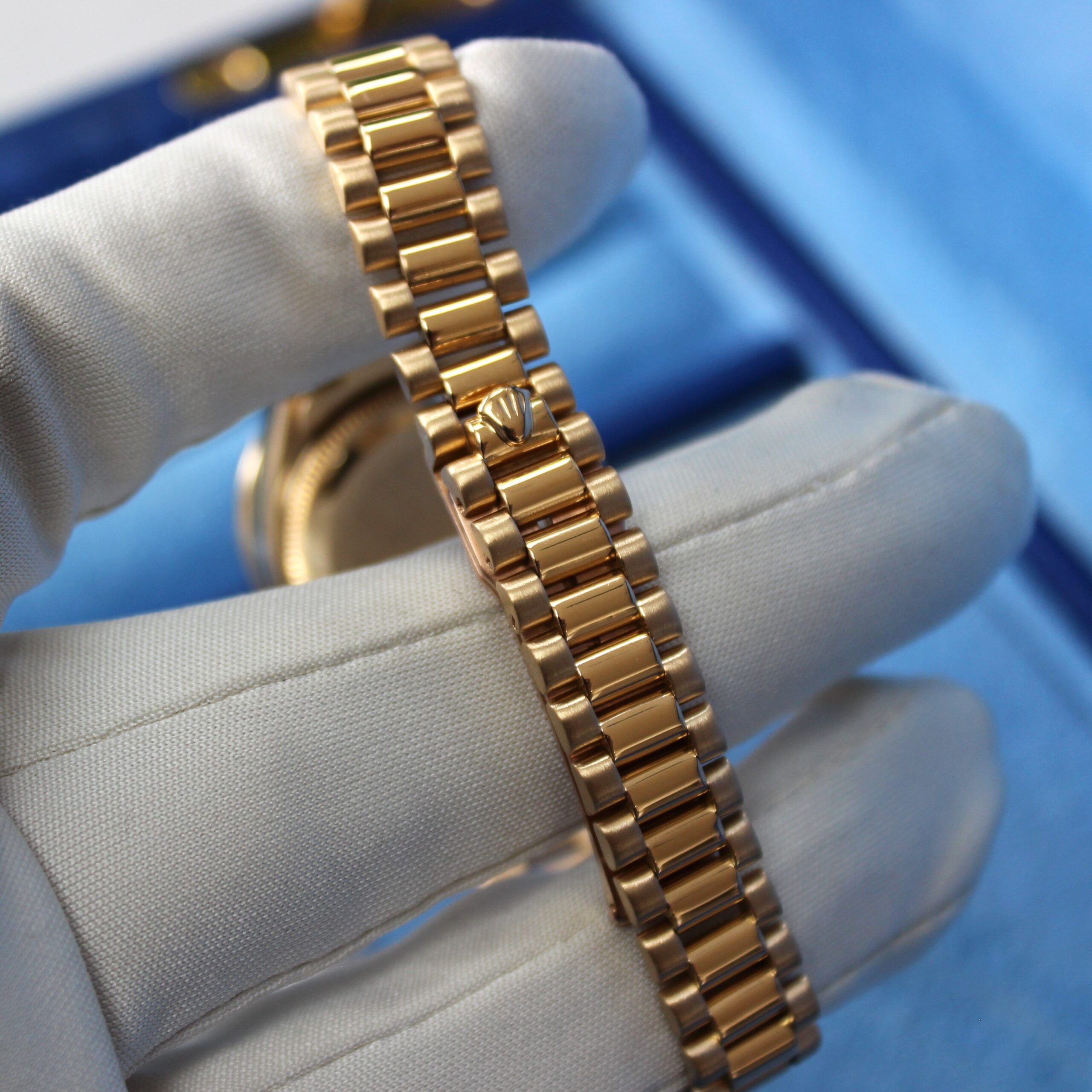 1998 Rolex Lady Datejust 69088 18ct Gold, Blue Vignette Dial, Diamond Sapphire Bezel, Box & Papers - Image 4